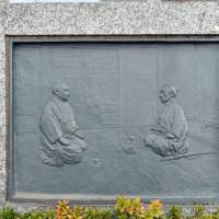 Takamori Saigo (left) and Katsu Kaishu are illustrated in a monument. | YOSHIAKI MIURA