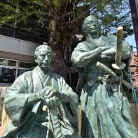 A statue of Katsu Kaishu, the shogunate\'s army minister, and Sakamoto Ryoma, a pro-Imperial activist assassinated in 1867, is placed near Akasaka Hikawa Shrine in Tokyo. The two nurtured a master-pupil relationship that helped with the bloodless surrender of Edo Castle. | YOSHIAKI MIURA
