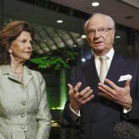 Sweden\'s King Carl XVI Gustaf speaks to reporters in Tokyo on Tuesday as Queen Silvia looks on. | KYODO