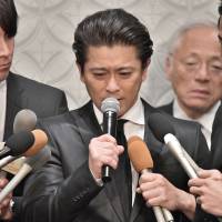 All-male pop idol group Tokio member Tatsuya Yamaguchi speaks to reporters at a Tokyo hotel on Thursday over his alleged indecent acts with a high school girl. | YOSHIAKI MIURA