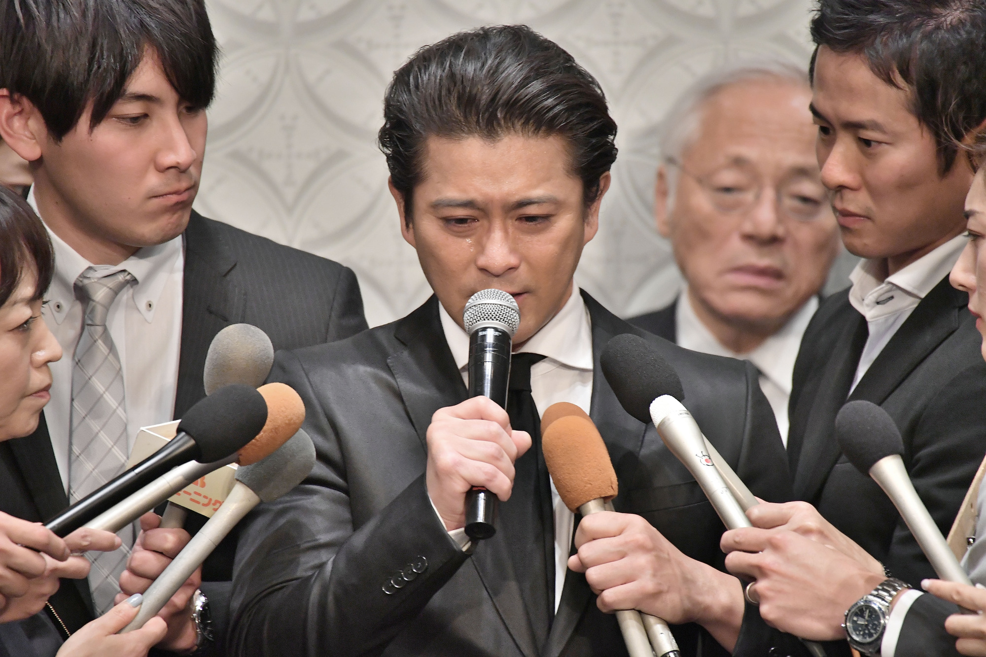 All-male pop idol group Tokio member Tatsuya Yamaguchi speaks to reporters at a Tokyo hotel on Thursday over his alleged indecent acts with a high school girl. | YOSHIAKI MIURA