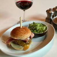 Oak Door Burger: Even with a year\'s hiatus and a new head chef, the classics are as good as ever. | ROBBIE SWINNERTON