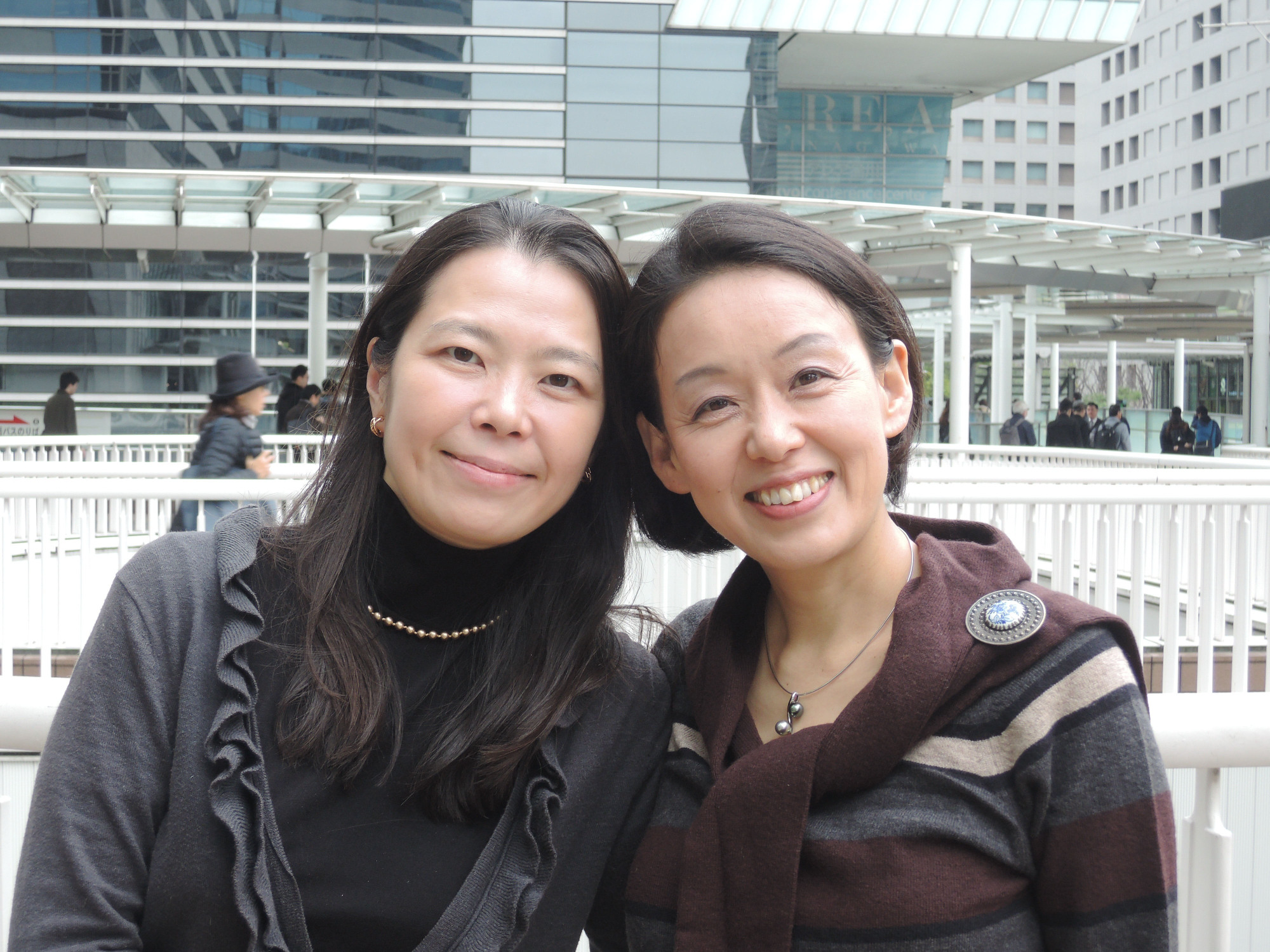 Modern prose: Translator and editor Rina Kikuchi (left) with poet Takako Arai. | KRIS KOSAKA