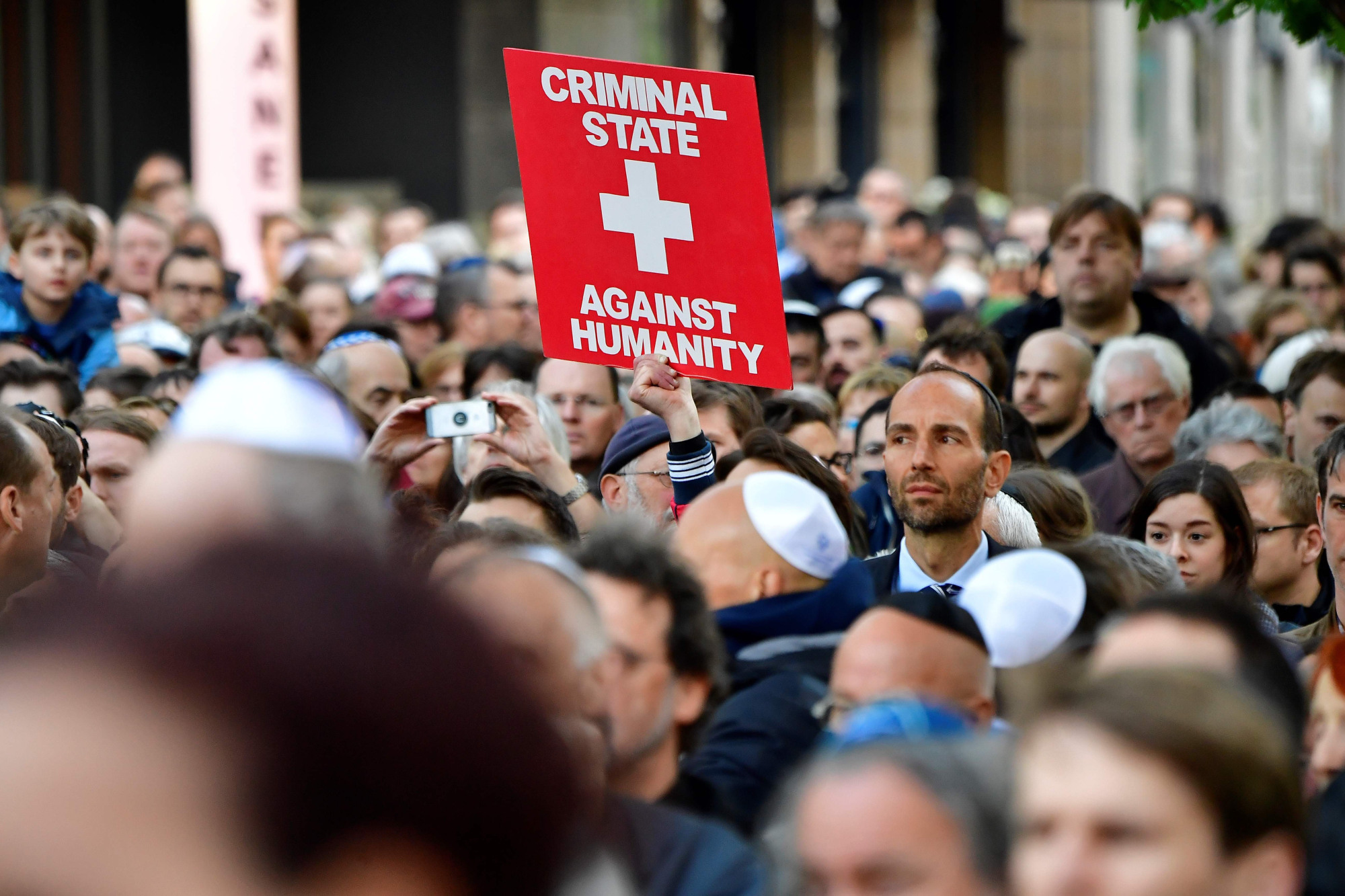 Protesters gather in Berlin on April 25 after Germany was rocked by a series of anti-Semitic incidents that have raised pointed questions about the country's ability to protect its burgeoning Jewish community seven decades after the Holocaust. | AFP-JIJI