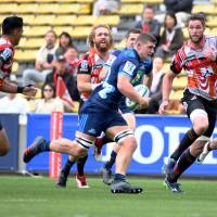 Dalton Papalii of the Blues runs with the ball against the Sunwolves in Super Rugby action in Tokyo on Saturday. | AFP-JIJI