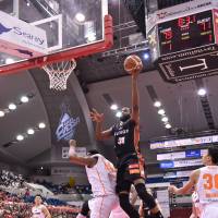 Osaka’s Keith Benson shoots a layup in the fourth quarter against visiting Niigata on Sunday. The Evessa topped the Albirex 107-85. | B. LEAGUE