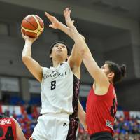 San-en\'s Atsuya Ota puts up a shot over Toyama\'s Tsubasa Obara in the third quarter on Saturday night in Toyama. The NeoPhoenix defeated the Grouses 74-73. | B. LEAGUE