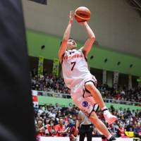 Kawasaki\'s Ryusei Shinoyama takes an off-balance jumper in the first quarter on Saturday against San-en  in Toyohashi, Aichi Prefecture. Shinoyama scored 17 points in the Brave Thunders\' 77-54 win over the NeoPhoenix. | B. LEAGUE