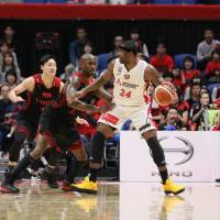 Tokyo\'s Jawad Williams (center) and Daiki Tanaka defend Nagoya\'s Justin Burrell during Sunday\'s series finale at Arena Tachikawa Tachihi. The Alvark defeated the Diamond Dolphins 73-63. | B. LEAGUE