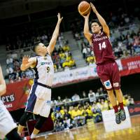 The Brave Thunders\' Naoto Tsuji shoots a jumper in the fourth quarter against the Brex on Friday night at Todoroki Arena. Tsuji scored a game-high 20 points in Kawasaki\'s 89-61 triumph over Tochigi. | B. LEAGUE
