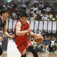 Diamond Dolphins guard Shuto Ando drives to the basket in the third quarter of Friday\'s game against the B-Corsairs at Yokohama Cultural Gymnasium. Nagoya defeated Yokohama 77-71. | B. LEAGUE