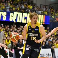Tochigi Brex guard Seiji Ikaruga directs the offense during Sunday\'s game against the Sunrockers Shibuya at Brex Arena Utsunomiya. Ikaruga contributed seven points and three assists in Tochigi\'s 75-61 victory over Shibuya. | B. LEAGUE