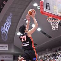 Evessa standout Naoya Kumagae takes a first-quarter jumper against the Albirex. | B. LEAGUE