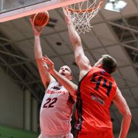 Brave Thunders star Nick Fazekas puts up a shot as NeoPhoenix big man Scott Morrison defends in first-quarter action on Saturday. Fazekas led all players with 21 points and 15 rebounds. | B. LEAGUE