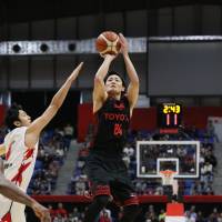 Alvark guard Daiki Tanaka shoots a jumper on Sunday. Tanaka finished with 10 points. | B. LEAGUE