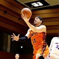Ehime\'s Chehales Tapscott shoots a layup in first-quarter action against visiting Aomori on Friday night. Tapscott had a game-high 50 points in the Orange Vikings\' 121-110 win over the Wat\'s. | B. LEAGUE