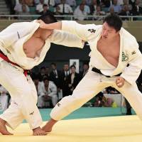 Hisayoshi Harasawa (right) and Takeshi Ojitani compete in the final of the national championships on Sunday at Tokyo\'s Nippon Budokan. | KYODO