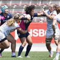 Japan\'s Chiharu Nakamura (center) takes on the United States\' defense during their game on Sunday at the Kitakyushu Sevens. | KYODO