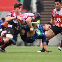 The Sunwolves\' Lappies Labuschagne (second from left), seen tackling the Blues\' Stephen Perofeta in last Saturday\'s Super Rugby match in Tokyo, is in the starting lineup for the next match against the Crusaders in Christchurch, New Zealand. | AFP-JIJI