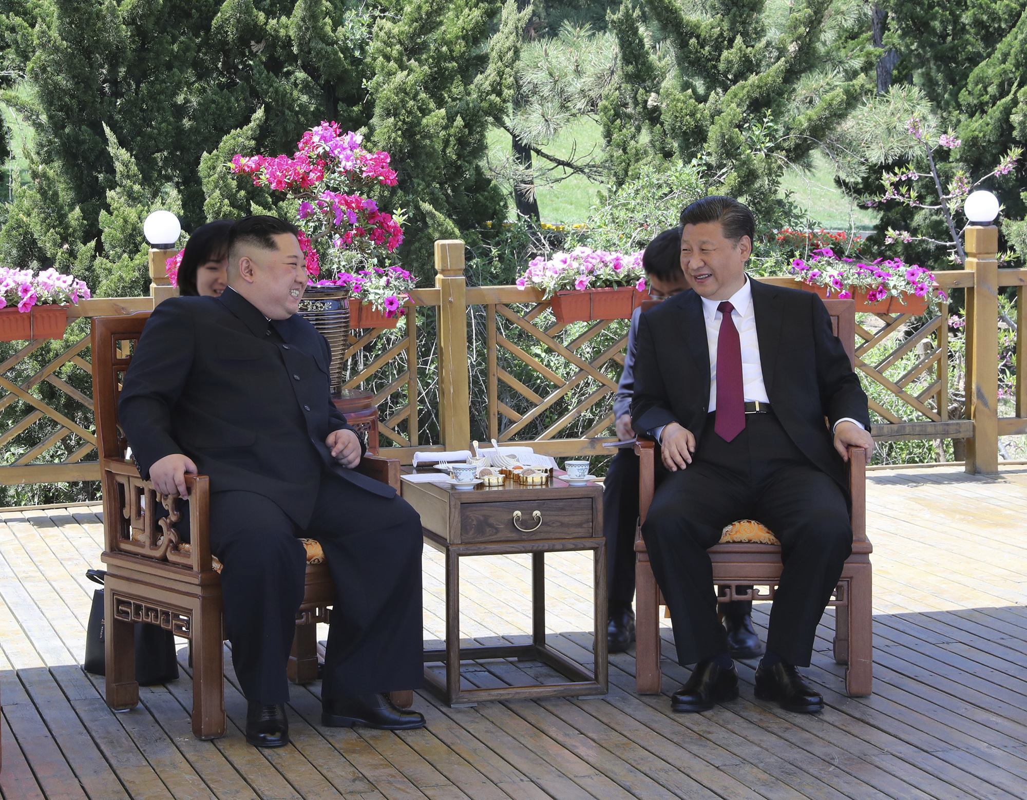 Chinese President Xi Jinping speaks to North Korean leader Kim Jong Un in Dalian, in northeastern China's Liaoning Province, in this undated photo. | XINHUA / VIA AP