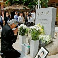 Japanese Ambassador to Cambodia Hidehisa Horinouchi on Friday prays for police officer Haruyuki Takata, who was killed on May 4, 1993, during Japan\'s first U.N. peacekeeping operation, at a memorial service in Phnom Penh to mark 25 years since his death. | KYODO