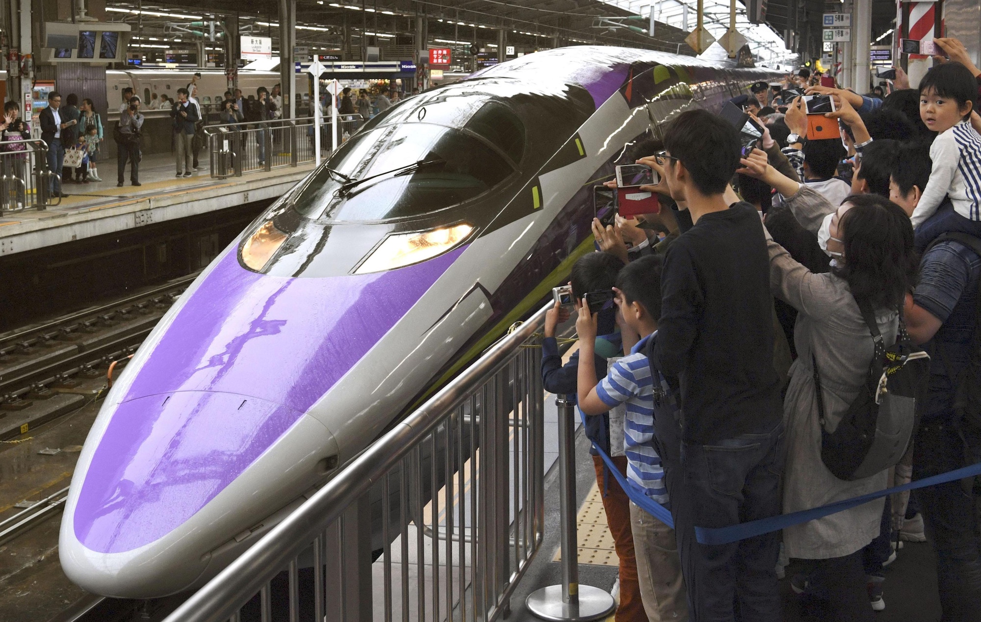 Popular Evangelion bullet train makes final run