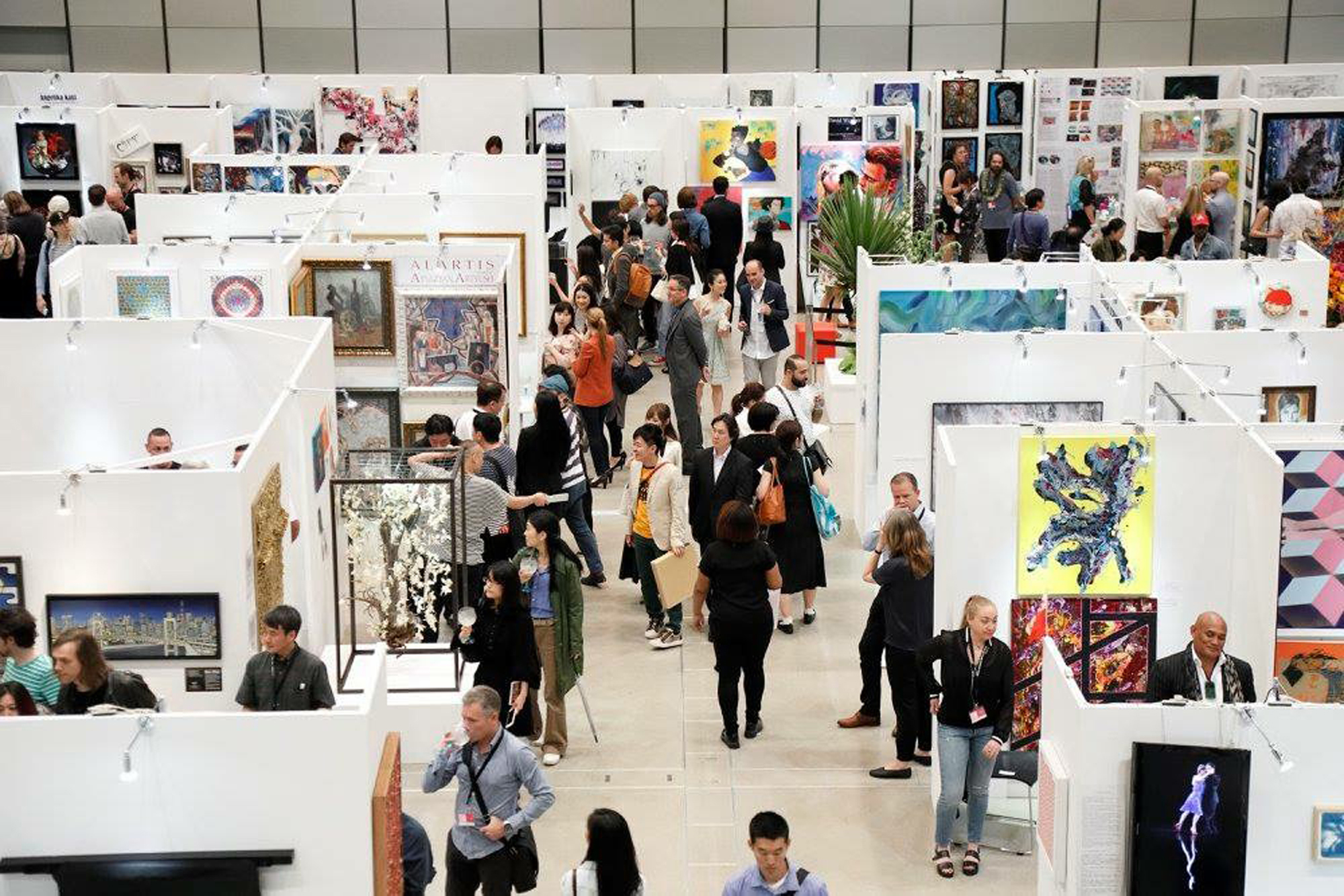 Art walk: Visitors to the 2017 Tokyo International Art Fair peruse what's on offer. | THE GLOBAL ART AGENCY &#8212; THE GAA LTD.
