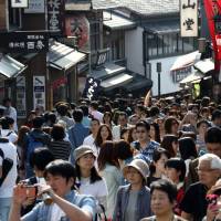 Standing room only: Tourists walk along Matsubara-dori street approaching the Kiyomizu Temple in Kyoto. | BLOOMBERG