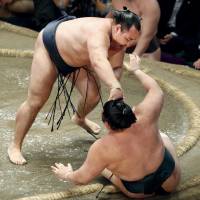 Yokozuna Kakuryu outmuscles Yutakayama on Saturday in the Summer Grand Sumo Tournament at Ryogoku Kokugikan. Kakuryu improved to 6-1. | KYODO