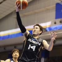 The SeaHorses\' Kosuke Kanamaru goes up for a layup during Saturday\'s playoff opener against the Brex in Kariya, Aichi Prefecture. Kanamaru scored a game-high 26 points in Mikawa\'s 77-63 victory. | B. LEAGUE