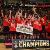Tokyo Alvark players celebrate after defeating the Chiba Jets Funabashi in the B. League Championship Final on Saturday at Yokohama Arena. | YOSHIAKI MIURA