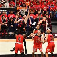 Tokyo’s Alex Kirk reaches for the ball during the B. League final on Saturday. | YOSHIAKI MIURA