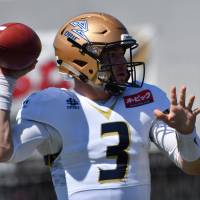 Obic quarterback Skyler Howard throws a touchdown pass in the Seagulls\' 21-6 win over the Fujitsu Frontiers on Sunday at Fujitsu Stadium Kawasaki. | HIROSHI IKEZAWA
