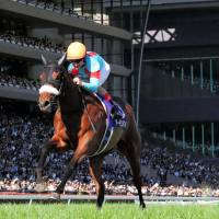Almond Eye comes home to win the spring Oaks on Sunday at Tokyo Racecourse. | KYODO