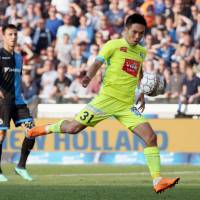 Yuya Kubo prepares to shoot during Gent\'s 1-0 win over Club Brugge on Sunday in the Belgian First Division A championship playoffs. | KYODO