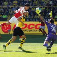 Yoshinori Muto (left) scores Mainz\'s second goal in its 2-1 win over Borussia Dortmund in the German Bundesliga on Saturday. | REUTERS