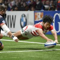 Japan\'s Shota Horie scores a try during the Brave Blossoms\' 23-23 draw with France in Paris on Nov. 25, 2017. | KYODO