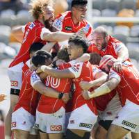 Sunwolves players celebrate after Hayden Parker\'s kick gave them a 26-23 victory over the Stormers in Hong Kong on Saturday. | KYODO