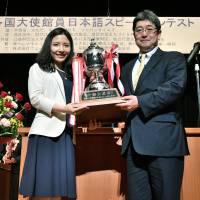 Zhang Yidan of China receives the Foreign Minister\'s Prize from Foreign Director of Cultural Affairs and Overseas Public Relations Hiroyuki Yamaya at the 21st annual Japanese Speech Contest for Foreign Embassy Officials in Tokyo. | YOSHIAKI MIURA
