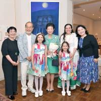 Princess Takamado (center) poses for a photo with (from left) Mari Sai of the Japan-Iraq Medical Network; Dr. Minoru Kamata; the Jordanian ambassador\'s wife and founder of the charity project Art for Peace, Shifa Haddad; Eriko Haikawa , Co-founder of the charity project Art for Peace; and Haddad\'s daughters, Mariam and Aya at the launch of the project and art fair at the Jordanian ambassador\'s residence in Tokyo on May 10. | YOSHIAKI MIURA