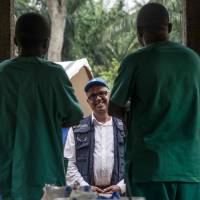 Director-General of he WHO (World Health Organization) Tedros Adhanom Ghebreyesus speaks with medical personnel while visiting an Ebola treatment center in Itipo, Congo, on Monday. | AFP-JIJI