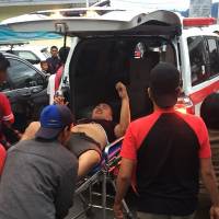 This Monday picture released by Indonesia\'s Badan Nasional Penanggulangan Bencana (BNPB), the accident mitigation agency, shows a survivor taken away in an ambulance after a boat overturned in Lake Toba in the province of North Sumatra in Indonesia. At least one person has died and dozens are missing after a boat carrying 80 people capsized in Indonesia, an official from the national disaster agency said. | BADAN NASIONAL PENANGGULANGAN BENCANA / HANDOUT / VIA AFP-JIJI