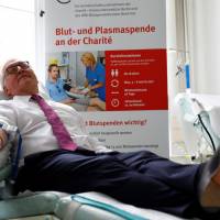 German President Frank-Walter Steinmeier visits Berlin\'s Center for Transfusion Medicine and donates blood on \"World Blood Donor Day\" in Berlin June 13. | REUTERS