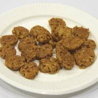 Mie University and local cake shop Mon Pactole jointly created cookies that resemble hyōrōgan, portable ninja rations. | CHUNICHI SHIMBUN