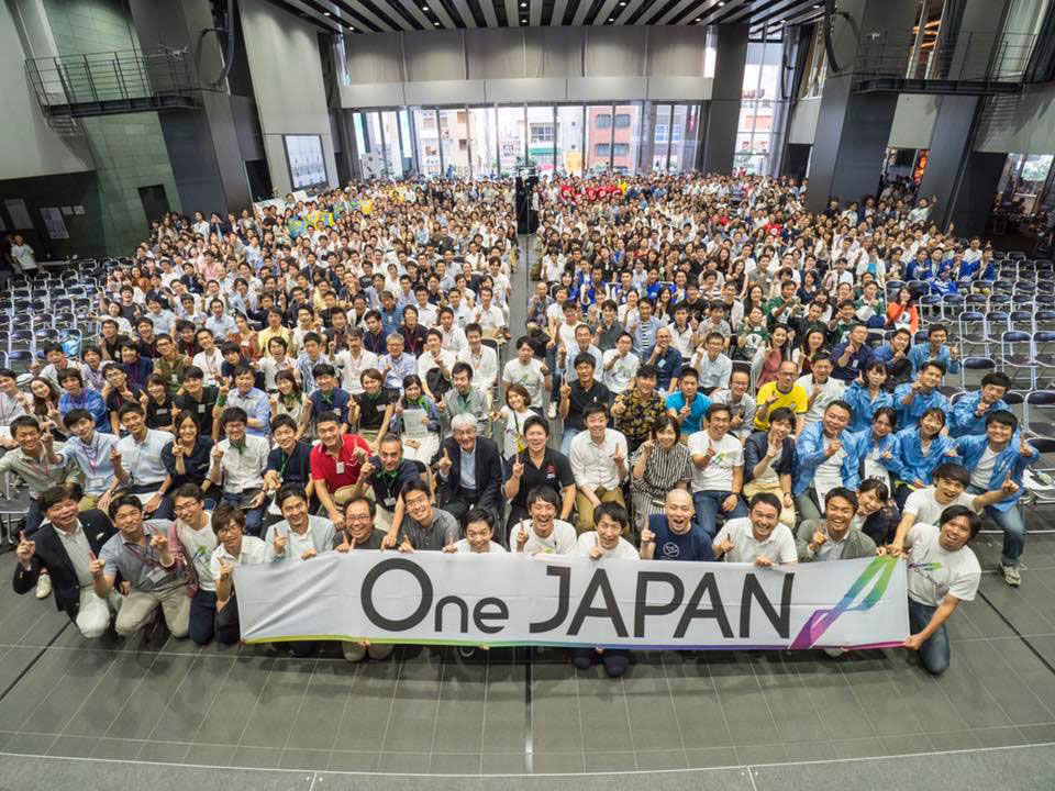 Around 800 people gather to celebrate the anniversary of young businesspeoples' community One Japan, in Tokyo in September, led by co-founder Makoto Hamamatsu (front, center). | ONE JAPAN