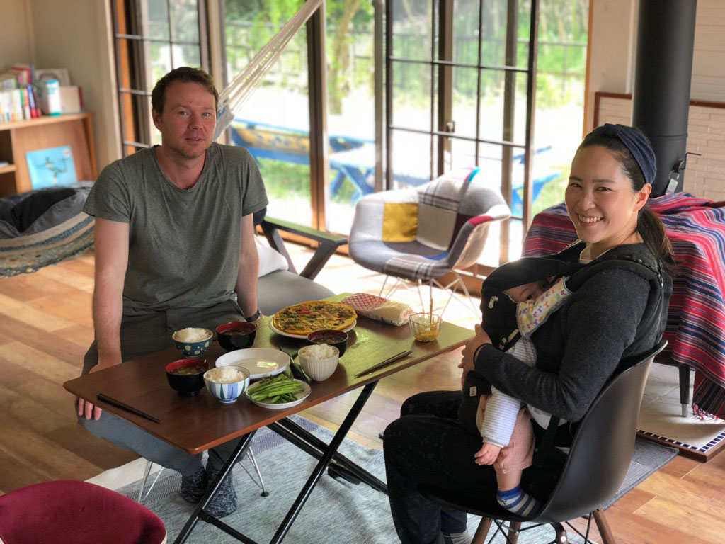 Andreas Vinther (left) and Eriko Matsumura decided to leave their home in London for Itoshima, Fukuoka Prefecture, with their two children for a year. They are now living in a house owned by a young startup called Kokkara. | KOKKARA
