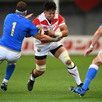 Japan\'s Kazuki Himeno tries to break through Italy\'s defense during Saturday\'s test match in Kobe. | AFP-JIJI