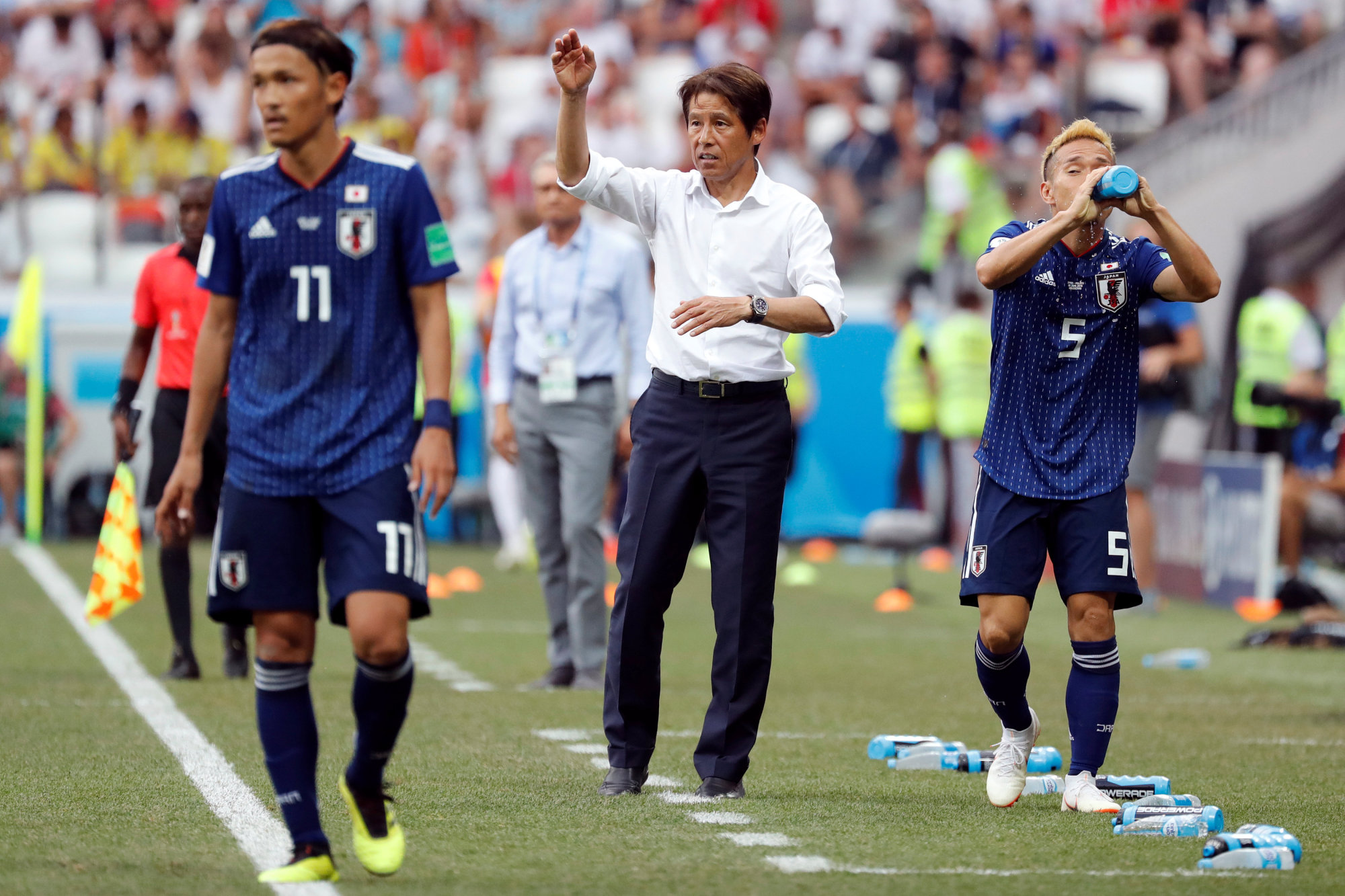 Samurai Blue coach Akira Nishino employed defense tactics in the final minutes of Japan's loss to Poland in Volgograd on Thursday to ensure his side advanced to the knockout round of the competition. | REUTERS
