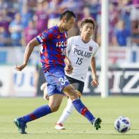 Ventforet Kofu\'s Yuta Imazu (34) moves the ball as Kazuki Nagasawa of the Urawa Reds defends in Saturday\'s  Levain Cup match in Kofu. Imazu scored a goal in Kofu\'s 2-0 victory. | KYODO