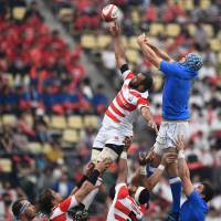Japan\'s Michael Leitch (left) and Italy\'s Dean Budd fight for a lineout during their match on Saturday in Oita. | AFP-JIJI